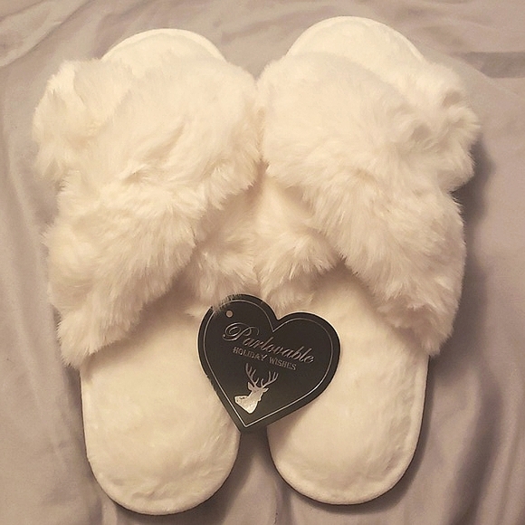 parlovable Shoes - White Cream fuzzy Criss Cross open toe slippers Women New with tags and bagS 5-6